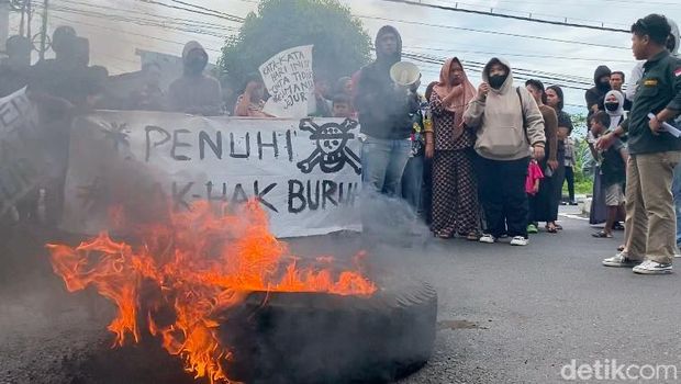 Buruh Pelabuhan Cappa Ujung menggelar demo di depan kantor DPRD Parepare.