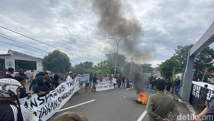 Buruh Pelabuhan Cappa Ujung menggelar demo di depan kantor DPRD Parepare.