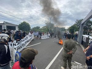 Buruh Pelabuhan Demo di DPRD Parepare Usai Gaji Diduga Dipotong Mandor