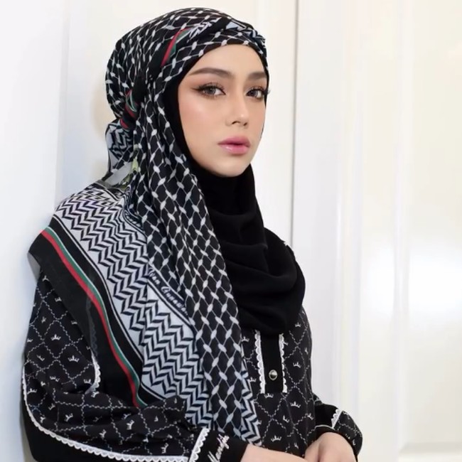 7 Foto Pesona Celine Evangelista Pakai Hijab Motif Palestina, Banjir Pujian