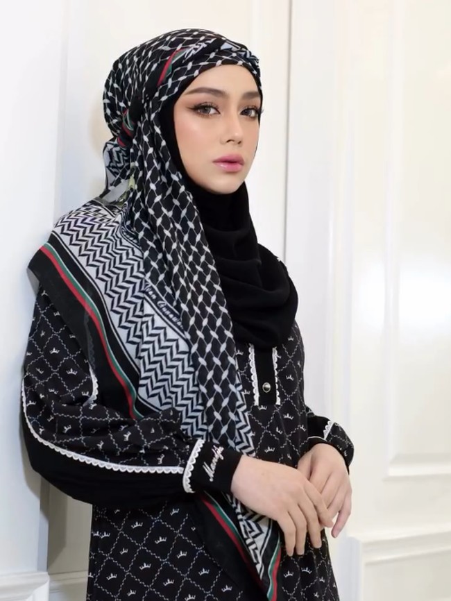 7 Foto Pesona Celine Evangelista Pakai Hijab Motif Palestina, Banjir Pujian