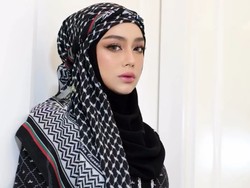7 Foto Pesona Celine Evangelista Pakai Hijab Motif Palestina, Banjir Pujian