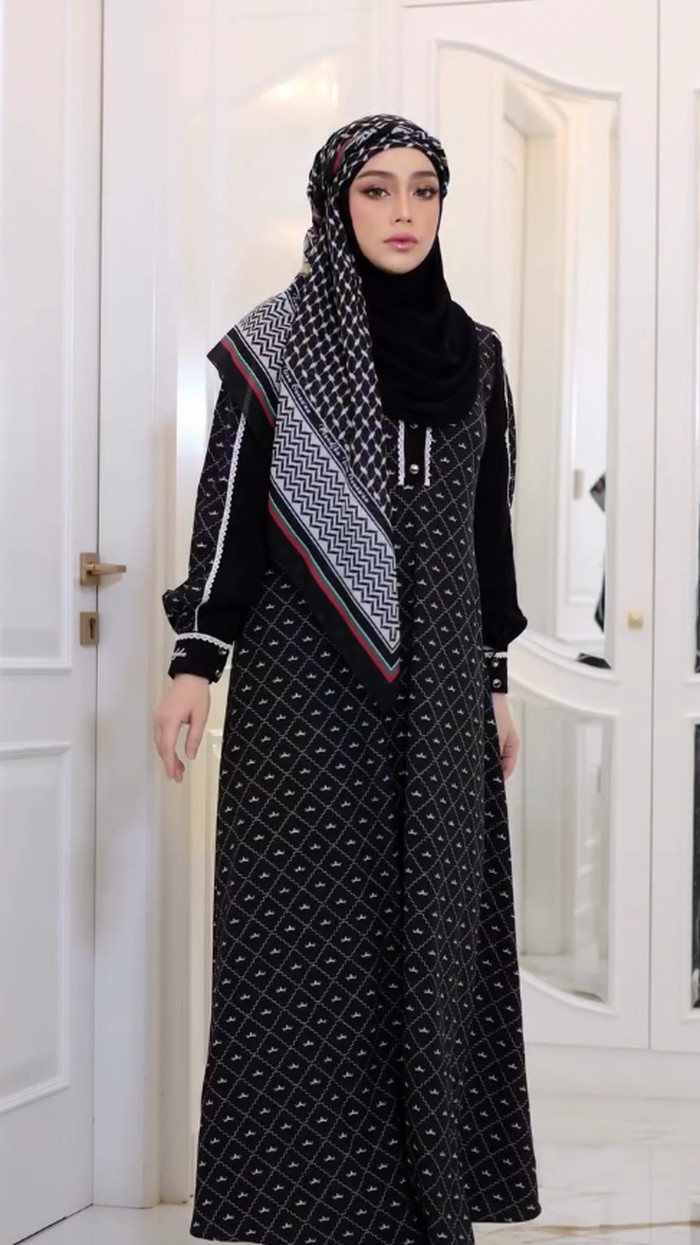Celine Evangelista kembali mencuri perhatian publik, karena penampilannya yang anggun saat mengenakan hijab motif Palestina. Seperti apa potret gaya hijabnya? Celine Evangelista kembali mencuri perhatian publik, karena penampilannya yang anggun saat mengenakan hijab motif Palestina. Seperti apa potret gaya hijabnya?
