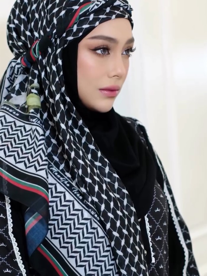 Celine Evangelista kembali mencuri perhatian publik, karena penampilannya yang anggun saat mengenakan hijab motif Palestina. Seperti apa potret gaya hijabnya?