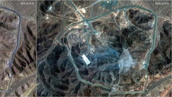 Citra satelit yang dirilis oleh Maxar Technologies memperlihatkan perubahan mencolok pada area permukaan kompleks. Foto perbandingan antara tanggal 20 dan 22 Juni menunjukkan enam lubang besar di atas area ventilasi dan akses utama ke jaringan terowongan Fordow, mengindikasikan titik serangan langsung. (REUTERS/Maxar Technologies)