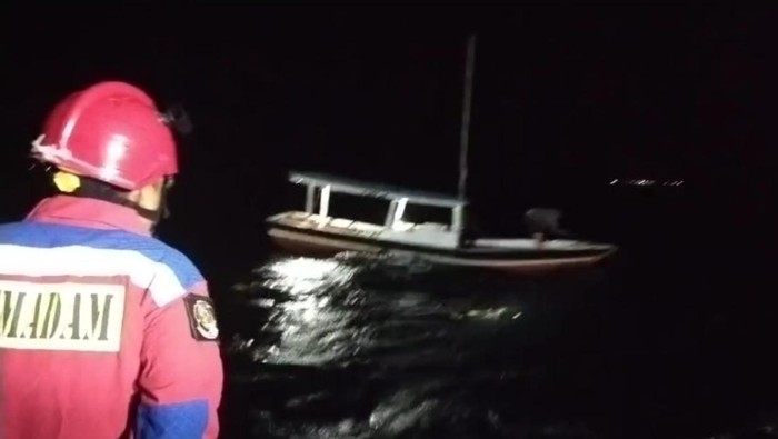 Damkar evakuasi nelayan terombang-ambing di perairan Kepulauan Seribu. (Dok. Istimewa)
