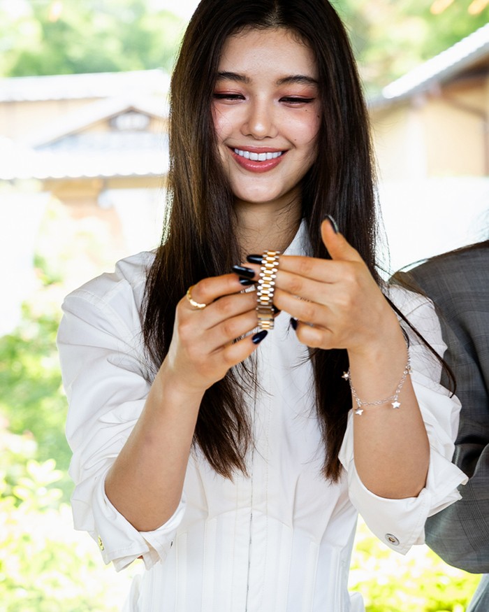 Danielle Marsh, member NJZ (NewJeans), untuk kampanye brand jam tangan Omega.