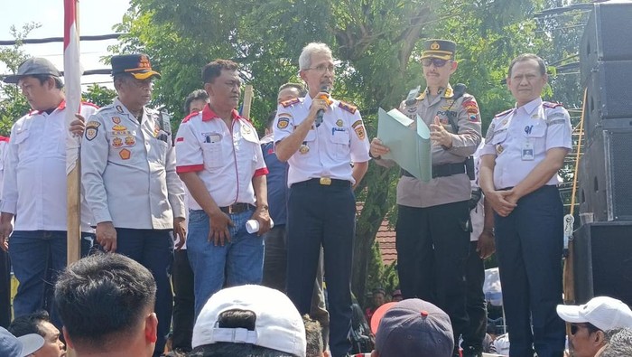 Polda Jateng dan Polrestabes Semarang saat melakukan pengamanan dan pengawalan aksi demo sopir truk soal kebijakan ODOL di depan kantor Dishub Provinsi