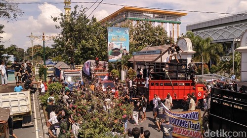 Ratusan sopir truk demo Gedung DPRD NTB membuat Jalan Udayana macet total, Senin (23/6/2025). (Ahmad Viqi/detikBali).