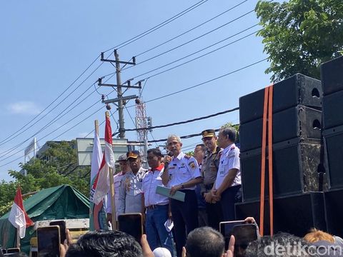 Demo sopir truk tolak aturan Over Dimension Over Load (ODOL) di depan Kantor Dinas Perhubungan Provinsi Jawa Tengah, Semarang, Senin (23/6/2025).