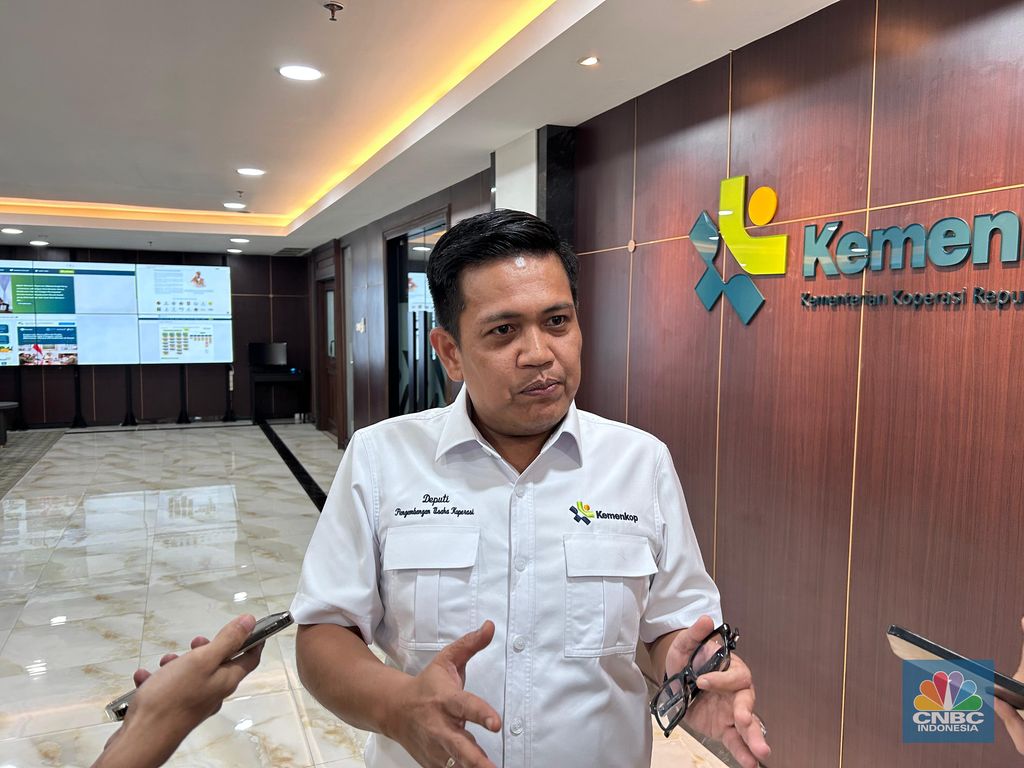 Deputi Bidang Pengembangan Usaha Koperasi Kemenkop, Panel Barus saat ditemui di kantor Kementerian Koperasi, Jakarta, Senin (23/6/2025). (CNBC Indonesia/Martyasari Rizky)