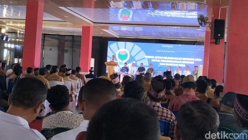 Suasana pembukaan dialog Menteri Desa, Pembangunan Daerah Tertinggal, dan Transmigrasi, Yandri Susanto, di Manggarai Barat, NTT, Senin (23/6/2025). (Ambrosius Ardin)