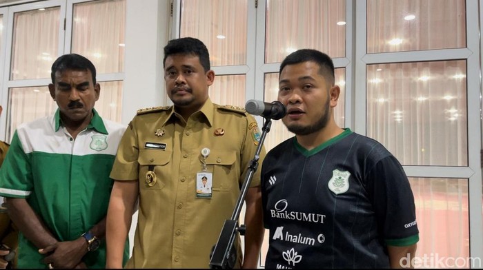 Dirut PT Kinantan Medan Indonesia Arifuddin Maulana (kanan) selaku pengelola PSMS Medan usai audiensi dengan Gubernur Sumut. (Kartika Sari/detikSumut)