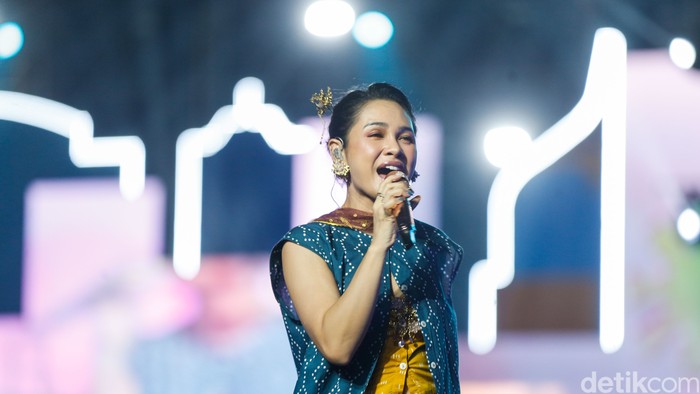 Diskoria feat Andien tampil dalam acara Perayaan HUT Ke-498 Kota Jakarta di Lapangan Banteng, Jakarta, Minggu (22/6/2025).