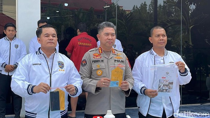 Ditressiber Polda Sumut saat merilis kasus pengungkapan sindikat live porno, Senin (23/6). (Finta Rahyuni/detikSumut)