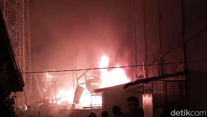 Dua rumah warga di Palembang terbakar
