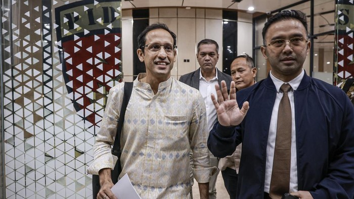 Mantan Menteri Pendidikan, Kebudayaan, Riset, dan Teknologi (Mendikbudristek) Nadiem Makarim (tengah) menjawab pertanyaan awak media usai menjalani pemeriksaan di Gedung Jampidsus Kejaksaan Agung, Jakarta, Senin (23/6/2025). Nadiem Makarim diperiksa sebagai saksi terkait kasus dugaan korupsi dalam pengadaan laptop Chromebook di Kemendikbudristek pada tahun 2019-2022. ANTARA FOTO/Dhemas Reviyanto/tom.