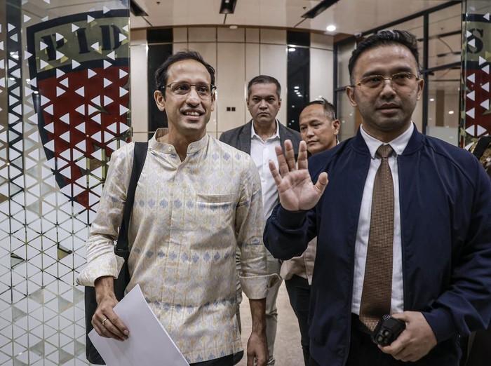 Mantan Menteri Pendidikan, Kebudayaan, Riset, dan Teknologi (Mendikbudristek) Nadiem Makarim (tengah) menjawab pertanyaan awak media usai menjalani pemeriksaan di Gedung Jampidsus Kejaksaan Agung, Jakarta, Senin (23/6/2025). Nadiem Makarim diperiksa sebagai saksi terkait kasus dugaan korupsi dalam pengadaan laptop Chromebook di Kemendikbudristek pada tahun 2019-2022. ANTARA FOTO/Dhemas Reviyanto/tom.