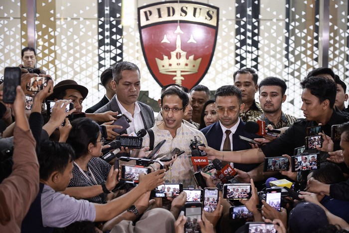 Mantan Menteri Pendidikan, Kebudayaan, Riset, dan Teknologi (Mendikbudristek) Nadiem Makarim (tengah) menjawab pertanyaan awak media usai menjalani pemeriksaan di Gedung Jampidsus Kejaksaan Agung, Jakarta, Senin (23/6/2025). Nadiem Makarim diperiksa sebagai saksi terkait kasus dugaan korupsi dalam pengadaan laptop Chromebook di Kemendikbudristek pada tahun 2019-2022. ANTARA FOTO/Dhemas Reviyanto/tom.