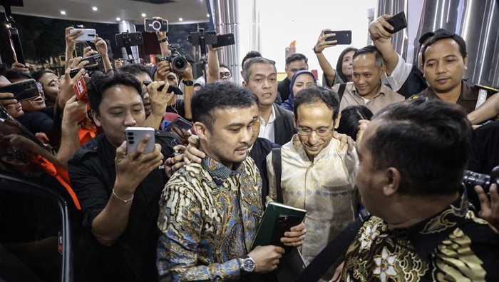 Ekspresi Nadiem Makarim Usai 12 Jam Diperiksa Kejagung Mantan Menteri Pendidikan, Kebudayaan, Riset, dan Teknologi (Mendikbudristek) Nadiem Makarim (tengah) menjawab pertanyaan awak media usai menjalani pemeriksaan di Gedung Jampidsus Kejaksaan Agung, Jakarta, Senin (23/6/2025). Nadiem Makarim diperiksa sebagai saksi terkait kasus dugaan korupsi dalam pengadaan laptop Chromebook di Kemendikbudristek pada tahun 2019-2022. ANTARA FOTO/Dhemas Reviyanto/tom.