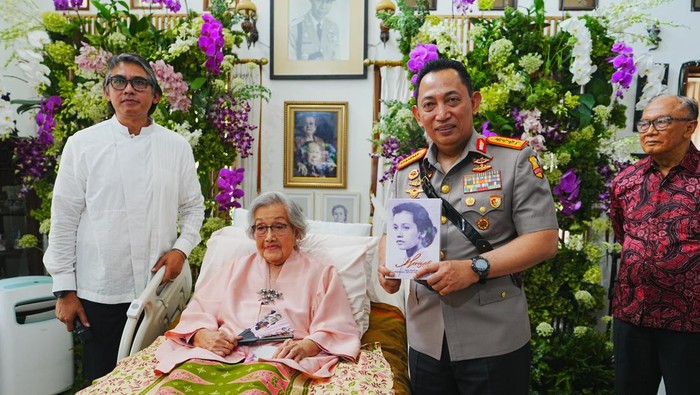 Eyang Meri, sapaan akrab Meriyati Hoegeng, diketahui memberikan Jenderal Sigit buku berjudul Meriyati Hoegeng-100 Tahun Langkah Setia Pengabdian