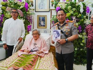Kapolri Dapat Hadiah Buku 100 Tahun Pengabdian Usai Sowan ke Meri Hoegeng