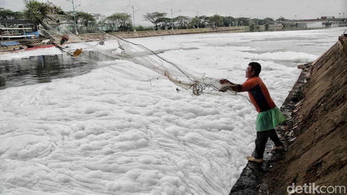 Suasana tidak biasa tampak di kawasan Pintu Air Banjir Kanal Timur (BKT) Marunda, Jakarta Utara, Senin (23/6/2025). Sungai di wilayah tersebut dipenuhi busa tebal sejak pukul 07.00 WIB.