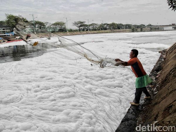Fenomena Busa Limbah Kembali Muncul di BKT Marunda