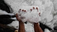 Diduga, limbah dari deterjen, bahan kimia industri, hingga rumah tangga tanpa pengolahan mencemari sungai. Zat-zat ini dapat menimbulkan reaksi kimia yang menghasilkan busa dalam jumlah besar.