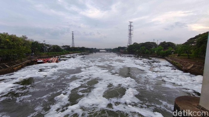 Fenomena Busa Limbah Kembali Muncul di BKT Marunda Suasana tidak biasa tampak di kawasan Pintu Air Banjir Kanal Timur (BKT) Marunda, Jakarta Utara, Senin (23/6/2025). Sungai di wilayah tersebut dipenuhi busa tebal sejak pukul 07.00 WIB.