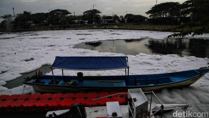 Suasana tidak biasa tampak di kawasan Pintu Air Banjir Kanal Timur (BKT) Marunda, Jakarta Utara, Senin (23/6/2025). Sungai di wilayah tersebut dipenuhi busa tebal sejak pukul 07.00 WIB.