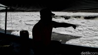 Beberapa warga yang beraktivitas di sekitar bantaran BKT mengaku khawatir. Mereka menyebut kondisi ini bisa membahayakan kesehatan dan merusak ekosistem sungai dalam jangka panjang.