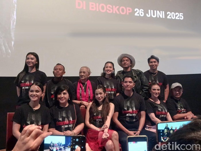 Film Lorong Kost Cast & kru film film Lorong Kost saat konferensi pers gala premiere pada Senin (23/6/2025) di XXI Epicentrum, Kuningan, Jakarta Selatan.
