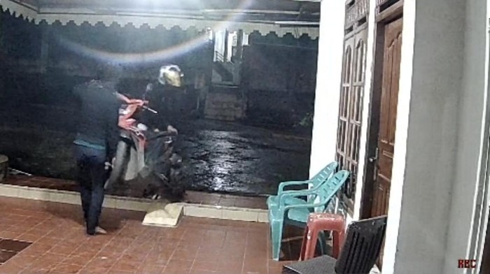 Foto dari hasil rekaman CCTV saat aksi pencurian motor terjadi.