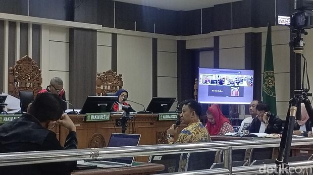 Foto ketua Gapensi Semarang, Martono saat menjadi saksi kasus dugaan korupsi di lingkungan Pemkot Semarang, Senin (23/6/2025). Dalam sidang ini terdakwa ialah Hevearita Gunaryanti Rahayu dan Alwin Basri.
