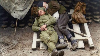 Seorang Prajurit Serbia Tidur Bersama Ayahnya yang Datang Mengunjunginya di Garis Depan Dekat Belgrade, 1914/1915 Foto: Boredpanda