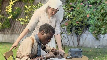 Prajurit Senegal yang Kehilangan Kedua Lengannya pada Perang Dunia I Menulis Surat dengan Anggota Tubuh Palsu Barunya. Di Sekolah Rehabilitasi Kejuruan untuk Orang yang Diamputasi, 28 Avenue De New-York, Paris - 1918 Foto: Boredpanda