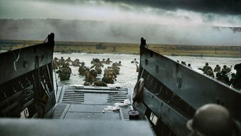 Tentara Amerika berjalan di pantai Normandia pada tanggal 6 Juni 1944, D-Day. Letnan Kolonel SLA Marshall, sejarawan Angkatan Darat di Teater Eropa, mengkritik operasi di Pantai Omaha pada D-Day dan menyalahkan Jenderal Bradley atas kerugian besar yang dialami. Foto: Boredpanda