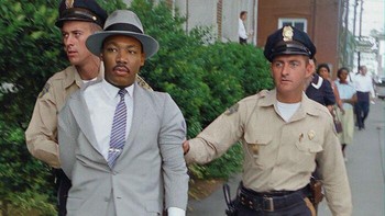 Penangkapan Martin Luther King Jr. Tahun 1958 di Montgomery, Alabama. Foto yang Diambil oleh Charles Moore Foto: Boredpanda