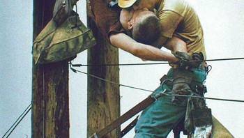 Seorang Pekerja Utilitas Memberikan Bantuan Pernapasan Kepada Seorang Rekan Kerja Setelah Ia Terkena Kabel Tegangan Rendah - 1967 Foto: Boredpanda