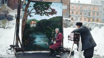 Seorang Fotografer Menggunakan Latar Belakangnya Sendiri Untuk Menyembunyikan Reruntuhan Perang Dunia II di Polandia Saat Mengambil Potret di Warsawa, November 1946 Foto: Boredpanda