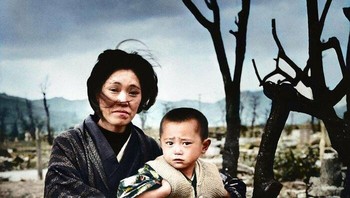 Seorang Ibu dan Anak Jepang, Mengenakan Pakaian Tradisional, Duduk di Tengah Reruntuhan dan Pohon yang Terbakar di Hiroshima, 4 Bulan Setelah Bom Atom Dijatuhkan. Desember 1945 Oleh Alfred Eisenstaedt Foto: Boredpanda