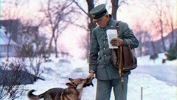 Seekor Anjing Mencuri Sarung Tangan Tukang Pos, Minneapolis, CA. 1950, Foto milik Minneapolis Historical Society Foto: Boredpanda