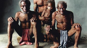 Ayah, Anak, Kakek, dan Kakek Buyut, Papua New Guinea, 1970, Oleh Irving Penn Foto Dari Koleksi Dunia Dalam Sebuah Ruangan Kecil Foto: Boredpanda