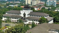 Salah satu Landmark Kota Bandung, Gedung Sate yang megah dari ketinggian lantai 17. Foto: Tya Eka Yulianti