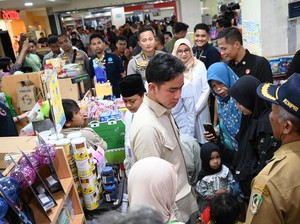 Ke Banyuwangi, Gibran Traktir 100 Anak Yatim Beli Perlengkapan Sekolah