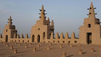 Mali dihantam panas ekstrem hampir sepanjang tahun, dengan suhu siang hari di atas 40 °C di sebagian besar wilayahnya. Dua pertiga negara ini berada di gurun Sahara, sisanya di Sahel dan savana Sudan. Curah hujan minim, hanya 100–500 mm per tahun. Dampaknya, kekeringan dan badai pasir mengancam pangan dan penghidupan.  Muhammet Faruk Alagas/Anadolu Agency/Getty Images