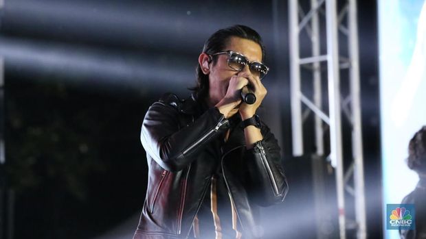 Grup band The Changcuters tampil memukau dalam gelaran Allo Fest 2025 yang berlangsung di Istora Senayan, Jakarta, pada Minggu (22/6/2025). (CNBC Indonesia/Tias Budiarto)