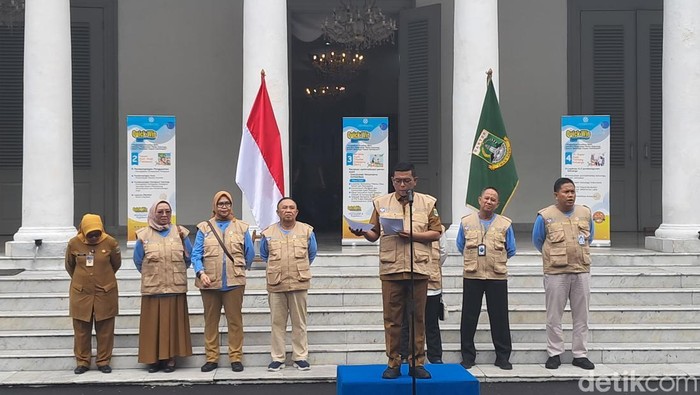 Gubernur Banten Andra Soni dalam acara pelepasan Kirab Bangga Kencana, di Gedung Negara Provinsi Banten, Senin (23/6/2025). (Arief/detikcom)