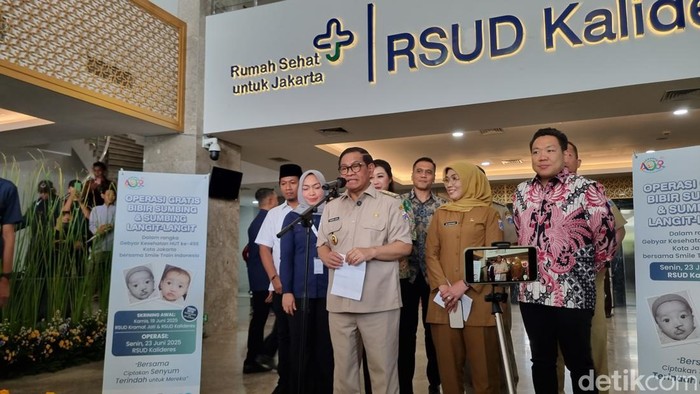 Gubernur Jakarta Pramono Anung usai mengecek operasi bibir sumbing gratis di RSUD Kalideres (Taufiq S/detikcom)
